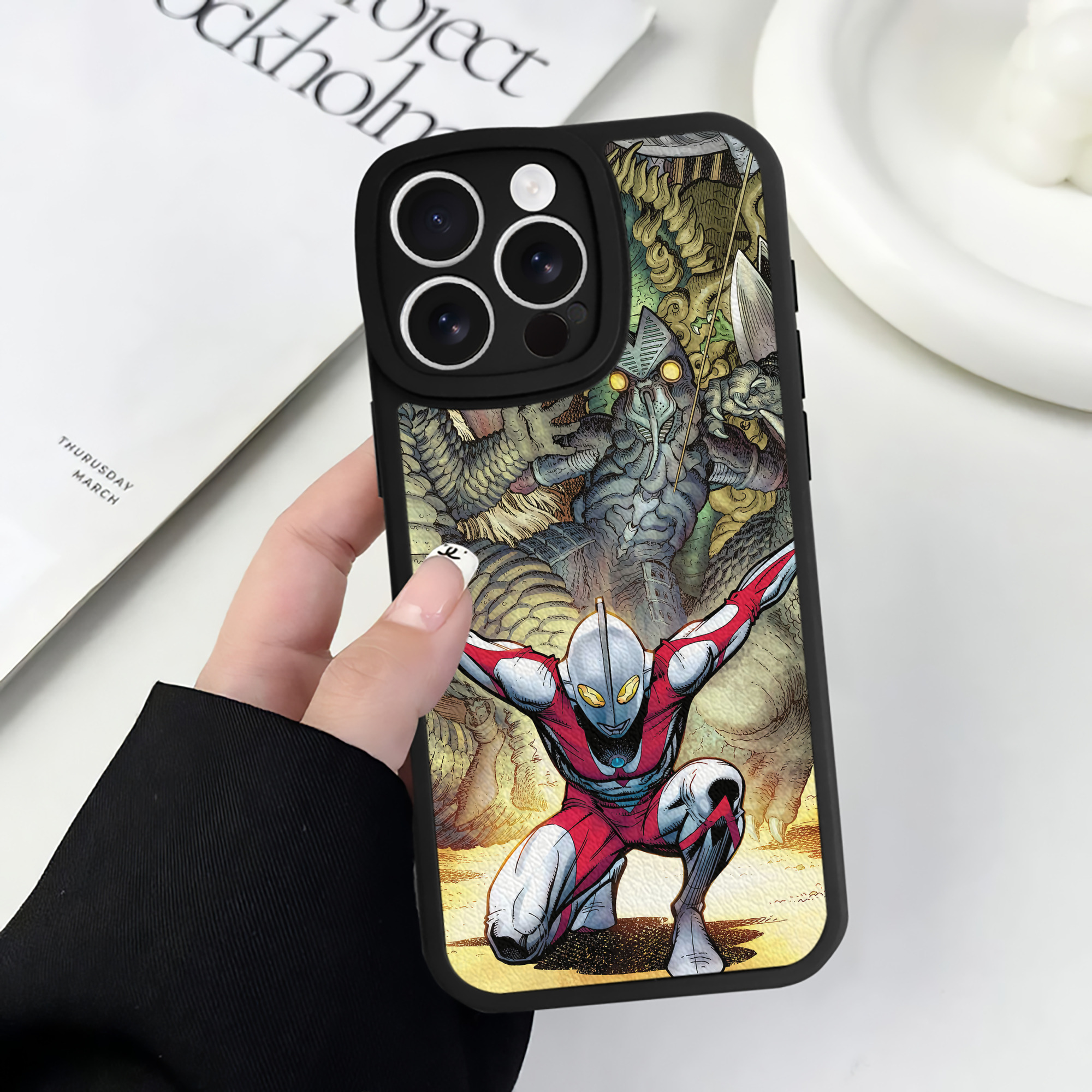 （画像用） ウルトラマン Ultraman 【iPhone 16シリーズ対応】シリコンスマホケース（レザー調） 材質：シリコン